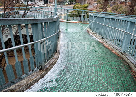 雪がうっすら積もった歩道橋 48077637