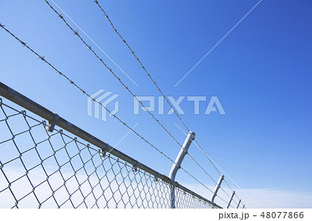 フェンスと青空 48077866