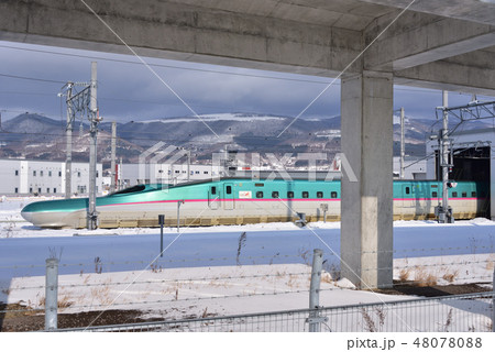 冬の北海道北斗市新函館北斗駅で洗車されて車庫に収められる新幹線の風景を撮影 48078088