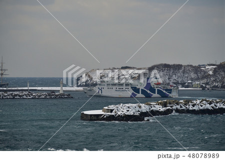 時化の北海道江差沖の日本海を江差港に帰港する奥尻フェリーの風景を撮影 48078989