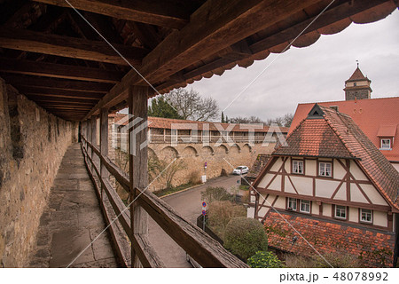 ローテンブルクの城壁 48078992