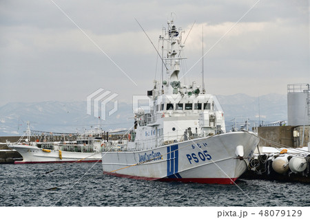 冬の北海道江差町江差港に停泊している海上保安庁の巡視船の風景を撮影 48079129