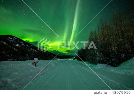 《アラスカ チナ温泉》チナ温泉 飛行場からのオーロラ 48079910
