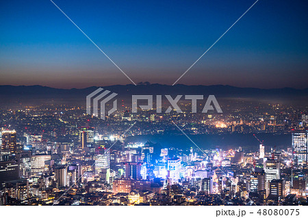 《東京都》雨上がり・霧に包まれた東京西部の夜景 48080075