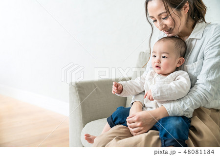 ママと赤ちゃん ママと赤ちゃん 48081184