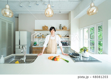 キッチンで料理する男性 キッチンで料理する男性 48081203