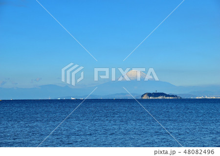 逗子海岸から見る富士山と江の島 48082496