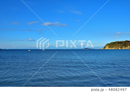 逗子海岸から見る富士山と江の島 逗子海岸から見る富士山と江の島 48082497