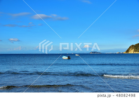 逗子海岸から見る富士山と江の島 48082498