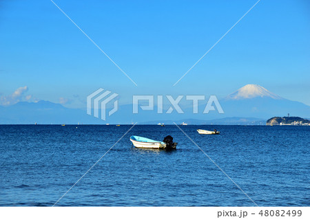 逗子海岸から見る富士山と江の島 48082499