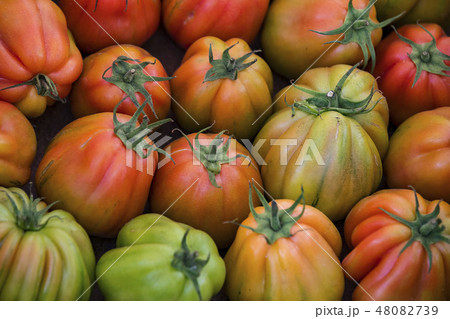 Background of ripe non-GMO tomatoes on the market  48082739