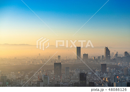《東京都》雨上がり・霧に包まれた東京の夕景《新宿方面》 48086126