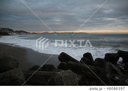 曇り空の海辺(江の島、鎌倉、日本) 曇り空の海辺(江の島、鎌倉、日本) 48086397