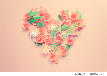 Heart from rose paper flowers on pink. 48087073
