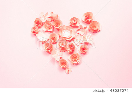 Heart from rose paper flowers on pink. 48087074