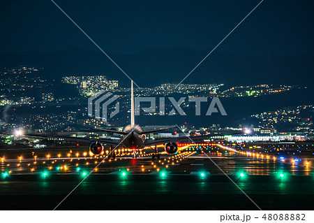 夜のジェット旅客機離陸シーン 夜のジェット旅客機離陸シーン 48088882