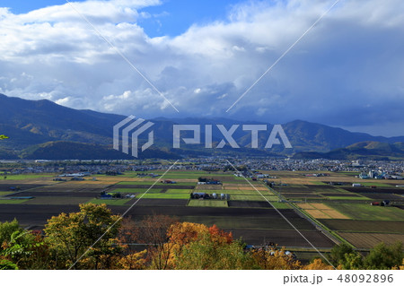 [定額] ハートヒルパーク展望台から望む秋の富良野 ( 10月 / 北海道 富良野市 ) 48092896