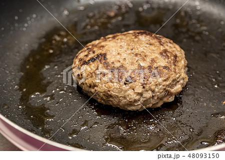 【ハンバーグ 焼く】 【ハンバーグ 焼く】 48093150