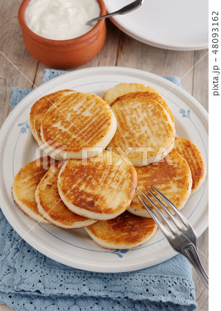 Syrniki, traditional Russian cheesecakes 48093162