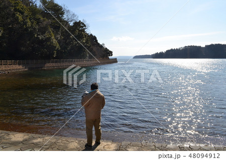 海辺を散歩する男性 海辺を散歩する男性 48094912