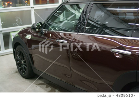 自動車のガラスコーティング 48095107