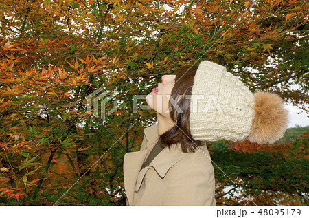 湖畔にたたずむ女性 48095179