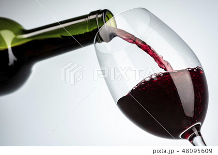 ワインを注ぎ入れる 48095609