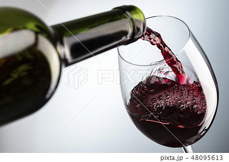 ワインを注ぎ入れる 48095613