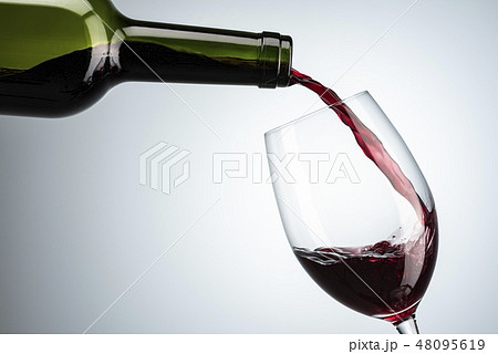 ワインを注ぎ入れる 48095619