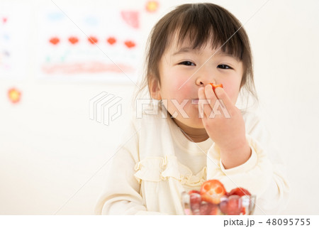 いちごを食べる女の子 いちごを食べる女の子 48095755