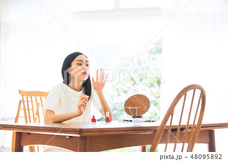 ネイルを塗る女性 48095892