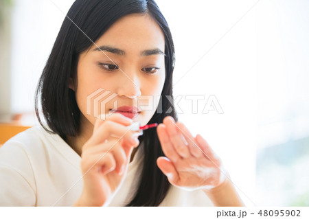 ネイルを塗る女性 ネイルを塗る女性 48095902