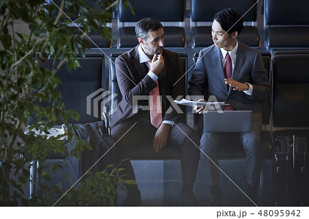 空港で仕事をする海外出張のビジネスマン 48095942