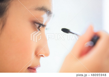 メイクをする女性 48095948