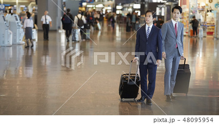 空港にいる海外出張のビジネスマン 48095954