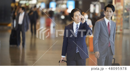 空港にいる海外出張のビジネスマン 48095978