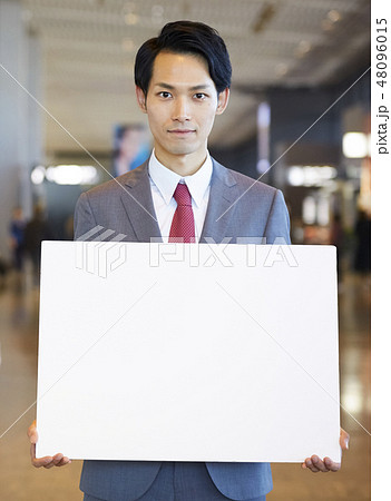 空港にいる海外出張のビジネスマン メッセージ 空港にいる海外出張のビジネスマン メッセージ 48096015