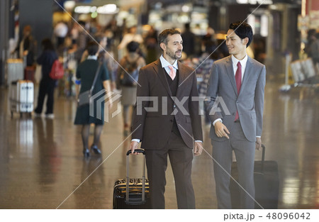 空港にいる海外出張のビジネスマン 48096042