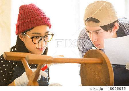 DIYを楽しむ男女 48096056