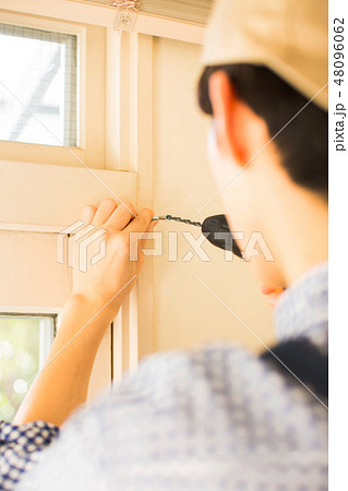 DIYを楽しむ男性 48096062