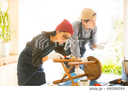 DIYを楽しむ男女 48096084