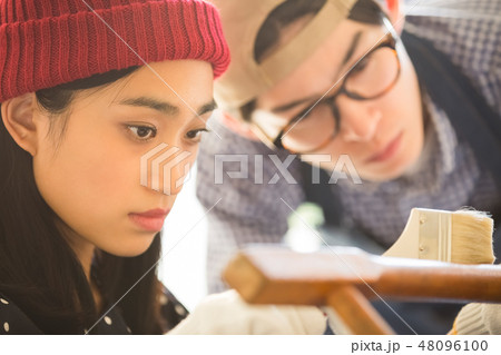 DIYを楽しむ男女 DIYを楽しむ男女 48096100