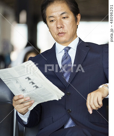 空港にいる海外出張のビジネスマン 空港にいる海外出張のビジネスマン 48096201