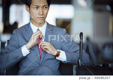 空港にいる海外出張のビジネスマン 空港にいる海外出張のビジネスマン 48096207