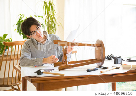 DIYを楽しむ男性 48096216