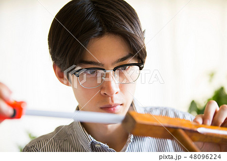 DIYを楽しむ男性 DIYを楽しむ男性 48096224