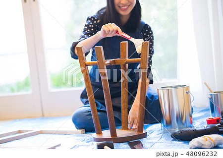 DIYを楽しむ女性 DIYを楽しむ女性 48096232