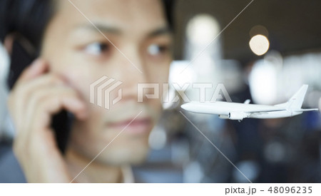 空港で仕事をする海外出張のビジネスマン 48096235