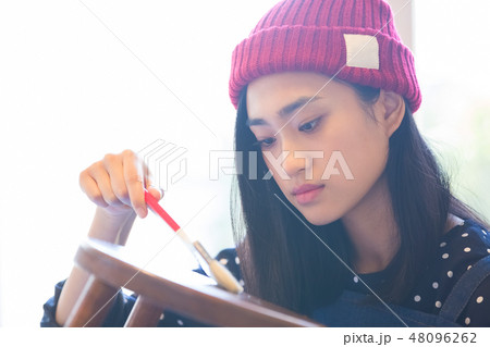 DIYを楽しむ女性 48096262