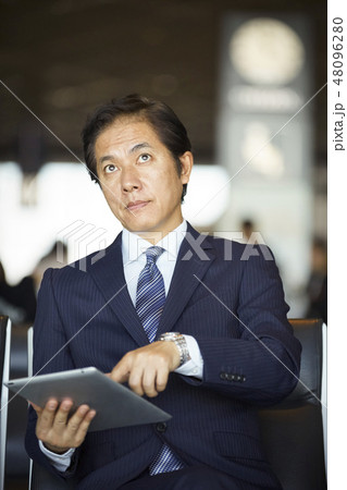 空港で仕事をする海外出張のビジネスマン 48096280